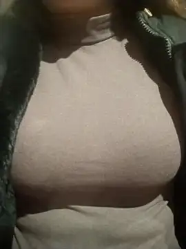 YiyinLy online show from 12.14.25