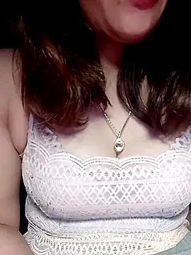 Snapshot of YiyinLy chatting on 02.14.26 YiyinLy online show from 02.14.26