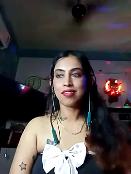 Snapshot of Darling_Annie chatting on 10.24.25 Darling Annie online show from 10.24.25