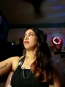 Snapshot of Darling_Annie chatting on 11.12.25 Darling Annie online show from 11.12.25