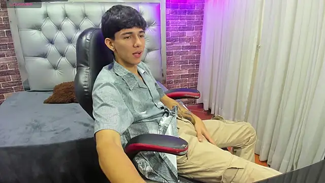 Snapshot of AmethystShadow17 chatting on 10.20.25 AmethystShadow17 online show from 10.20.25