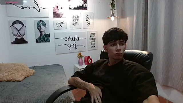 Snapshot of AmethystShadow17 chatting on 10.24.25 AmethystShadow17 online show from 10.24.25