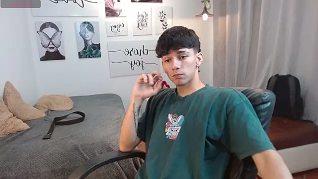 Snapshot of AmethystShadow17 chatting on 11.04.25 AmethystShadow17 online show from 11.04.25