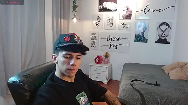 Snapshot of AmethystShadow17 chatting on 11.11.25 AmethystShadow17 online show from 11.11.25