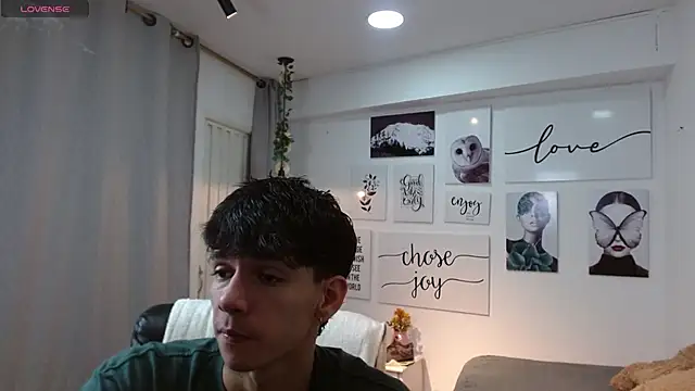 Snapshot of AmethystShadow17 chatting on 11.15.25 AmethystShadow17 online show from 11.15.25