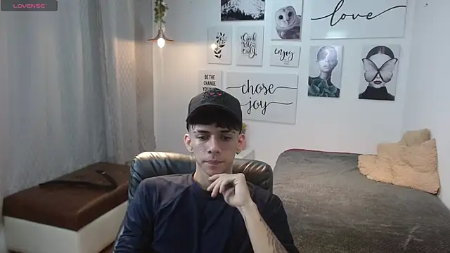 Snapshot of AmethystShadow17 chatting on 11.20.25 AmethystShadow17 online show from 11.20.25