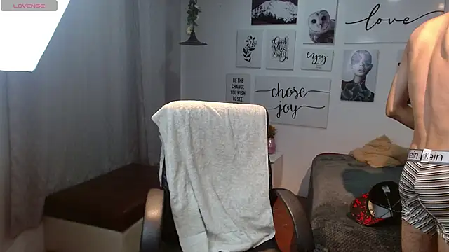 Snapshot of AmethystShadow17 chatting on 11.21.25 AmethystShadow17 online show from 11.21.25