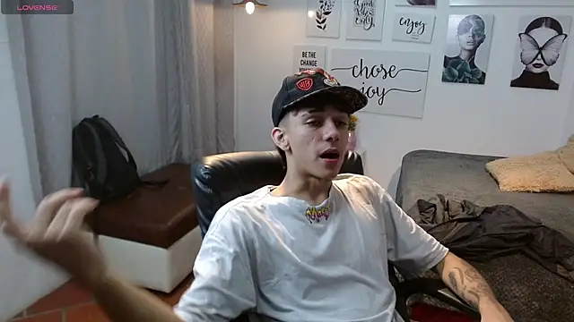 Snapshot of AmethystShadow17 chatting on 11.22.25 AmethystShadow17 online show from 11.22.25