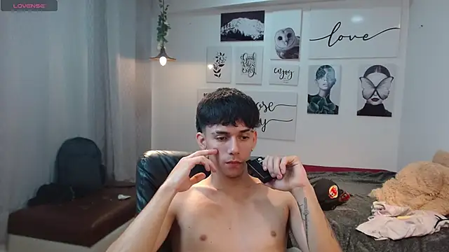 Snapshot of AmethystShadow17 chatting on 11.23.25 AmethystShadow17 online show from 11.23.25