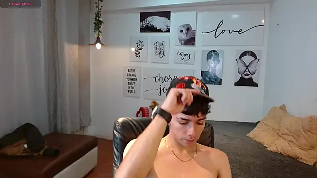 Snapshot of AmethystShadow17 chatting on 11.25.25 AmethystShadow17 online show from 11.25.25