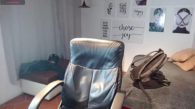 Snapshot of AmethystShadow17 chatting on 11.26.25 AmethystShadow17 online show from 11.26.25