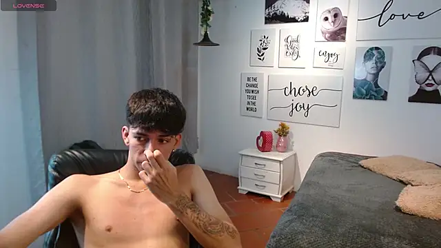 Snapshot of AmethystShadow17 chatting on 11.29.25 AmethystShadow17 online show from 11.29.25