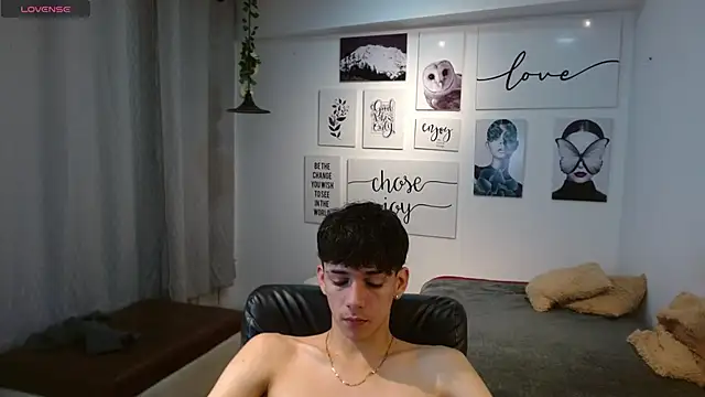 Snapshot of AmethystShadow17 chatting on 11.30.25 AmethystShadow17 online show from 11.30.25