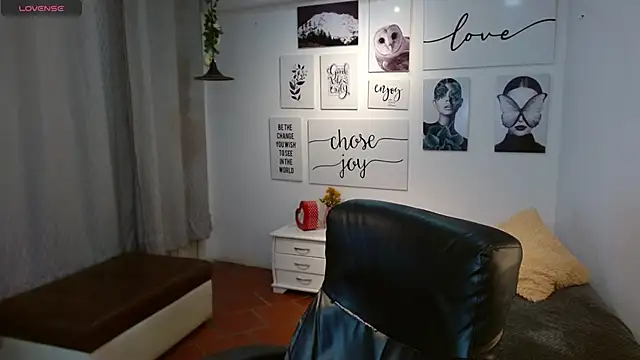 Snapshot of AmethystShadow17 chatting on 12.03.25 AmethystShadow17 online show from 12.03.25