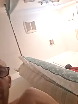 Snapshot of whateveruwanthowever chatting on 11.12.25 whateveruwanthowever online show from 11.12.25