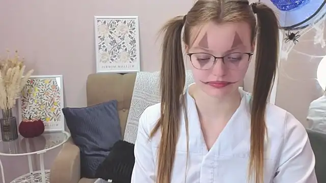 Snapshot of Dear_Jessica chatting on 10.30.25 Dear Jessica online show from 10.30.25