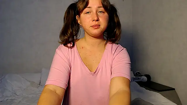 Snapshot of Vivi__Nova chatting on 10.16.25 Vivi Nova online show from 10.16.25