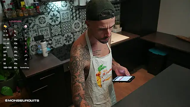 Snapshot of monsieurguitsxxx chatting on 11.07.25 monsieurguitsxxx online show from 11.07.25