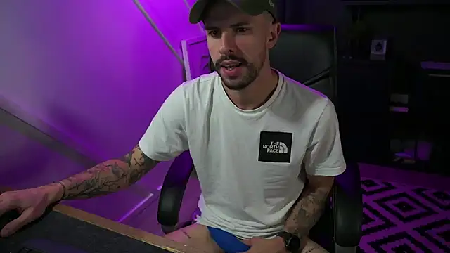 Snapshot of monsieurguitsxxx chatting on 11.15.25 monsieurguitsxxx online show from 11.15.25