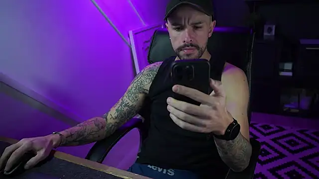 Snapshot of monsieurguitsxxx chatting on 11.16.25 monsieurguitsxxx online show from 11.16.25