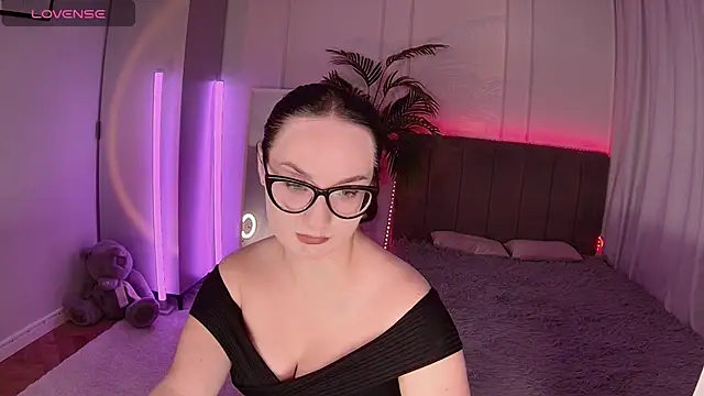 Snapshot of Alice_Foks chatting on 10.14.25 Alice Foks online show from 10.14.25