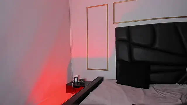 Snapshot of AnnieAndLeandro chatting on 03.26.26 AnnieAndLeandro online show from 03.26.26