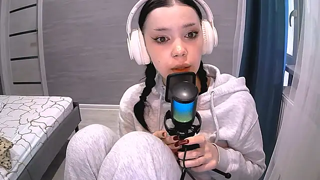 Snapshot of AnabelStar chatting on 10.17.25 AnabelStar online show from 10.17.25
