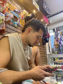 Snapshot of Leonardmoppet chatting on 11.08.25 Leonardmoppet online show from 11.08.25