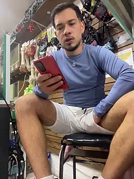 Snapshot of Leonardmoppet chatting on 12.16.25 Leonardmoppet online show from 12.16.25