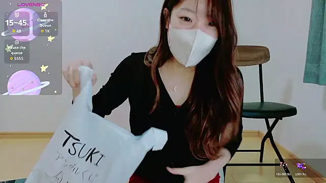 Snapshot of TSUKI_circle chatting on 10.29.25 TSUKI circle online show from 10.29.25