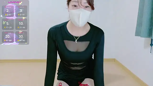 Snapshot of TSUKI_circle chatting on 11.02.25 TSUKI circle online show from 11.02.25