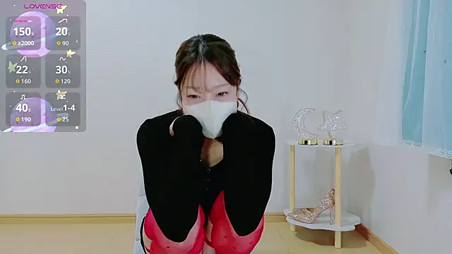 Snapshot of TSUKI_circle chatting on 11.04.25 TSUKI circle online show from 11.04.25