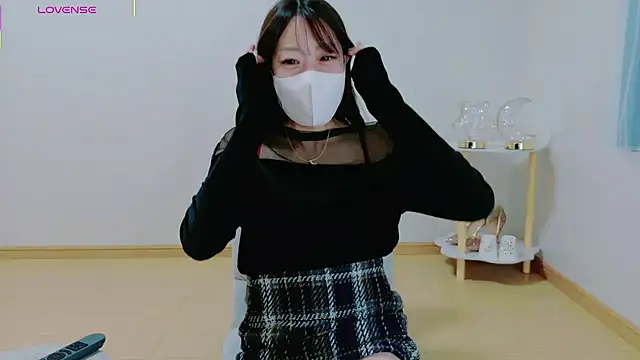 Snapshot of TSUKI_circle chatting on 12.18.25 TSUKI circle online show from 12.18.25