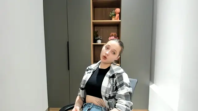 NadiaGnegy online show from 10.19.25