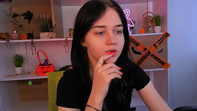 Snapshot of miki_ti chatting on 10.30.25 miki ti online show from 10.30.25