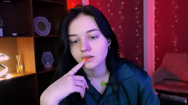 Snapshot of miki_ti chatting on 12.01.25 miki ti online show from 12.01.25