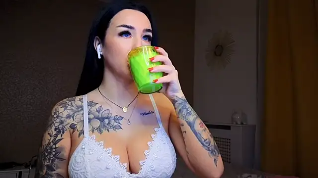 Snapshot of EvaXXRoseXX chatting on 10.16.25 EvaXXRoseXX online show from 10.16.25