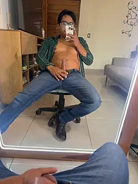 Snapshot of the_vein18 chatting on 12.15.25 the vein18 online show from 12.15.25