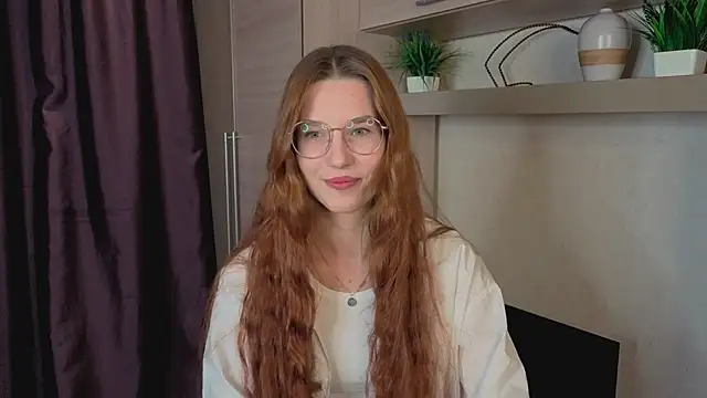 Snapshot of RachelColli chatting on 11.06.25 RachelColli online show from 11.06.25