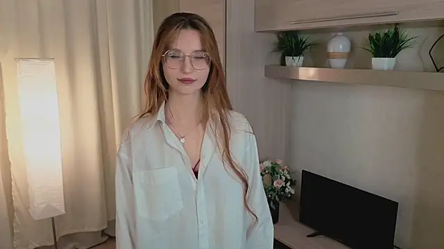 Snapshot of RachelColli chatting on 11.18.25 RachelColli online show from 11.18.25