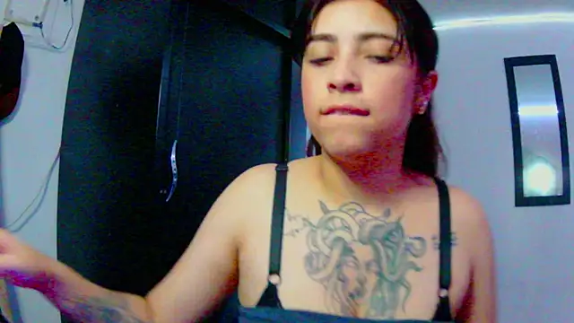 Snapshot of adri_gomez1 chatting on 11.12.25 adri gomez1 online show from 11.12.25