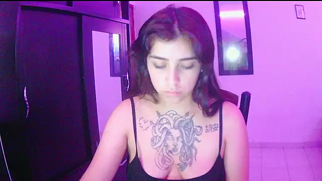 Snapshot of adri_gomez1 chatting on 11.29.25 adri gomez1 online show from 11.29.25