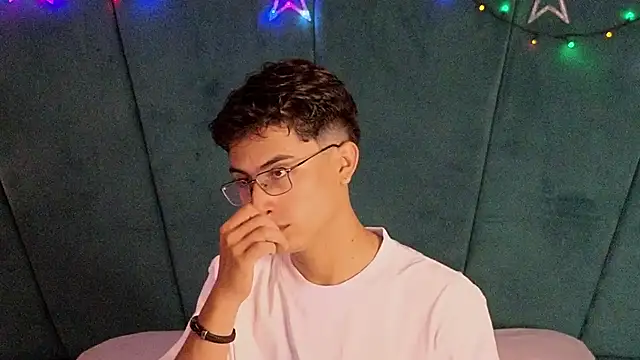 Aaron Eze online show from 12.18.25