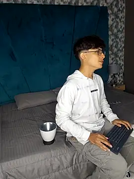 Aaron Eze online show from 03.05.26