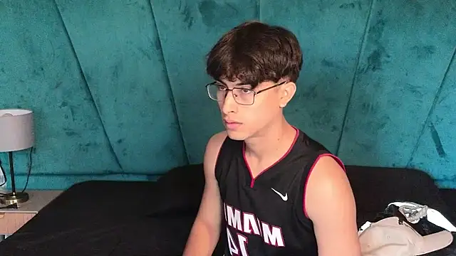 Aaron Eze online show from 04.09.26