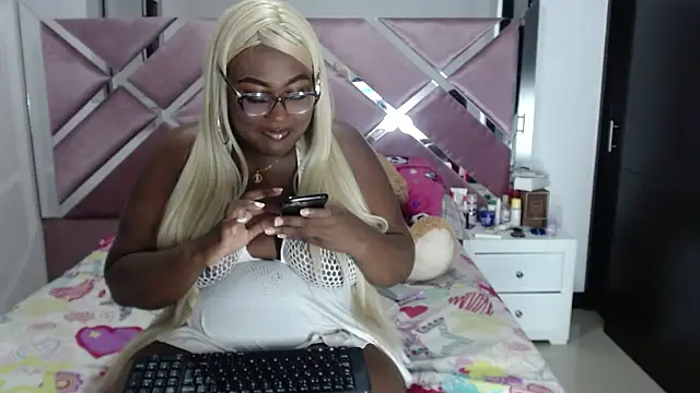 Snapshot of Antonellabigass chatting on 10.22.25 Antonellabigass online show from 10.22.25