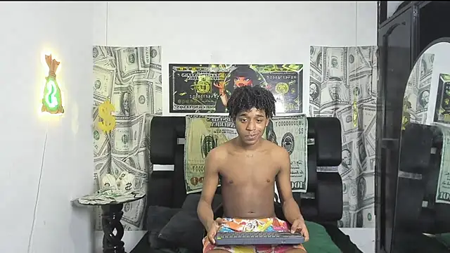 Snapshot of Latin_Femboy13 chatting on 10.18.25 Latin Femboy13 online show from 10.18.25