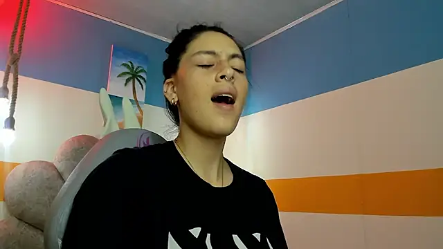 Snapshot of moon_winy chatting on 10.31.25 moon winy online show from 10.31.25