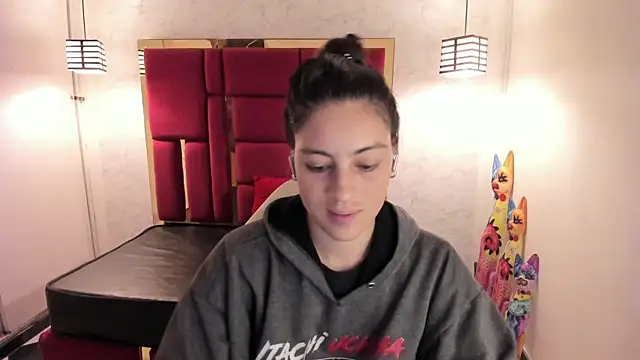 Snapshot of moon_winy chatting on 11.04.25 moon winy online show from 11.04.25