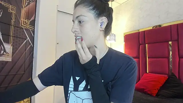 Snapshot of moon_winy chatting on 11.10.25 moon winy online show from 11.10.25